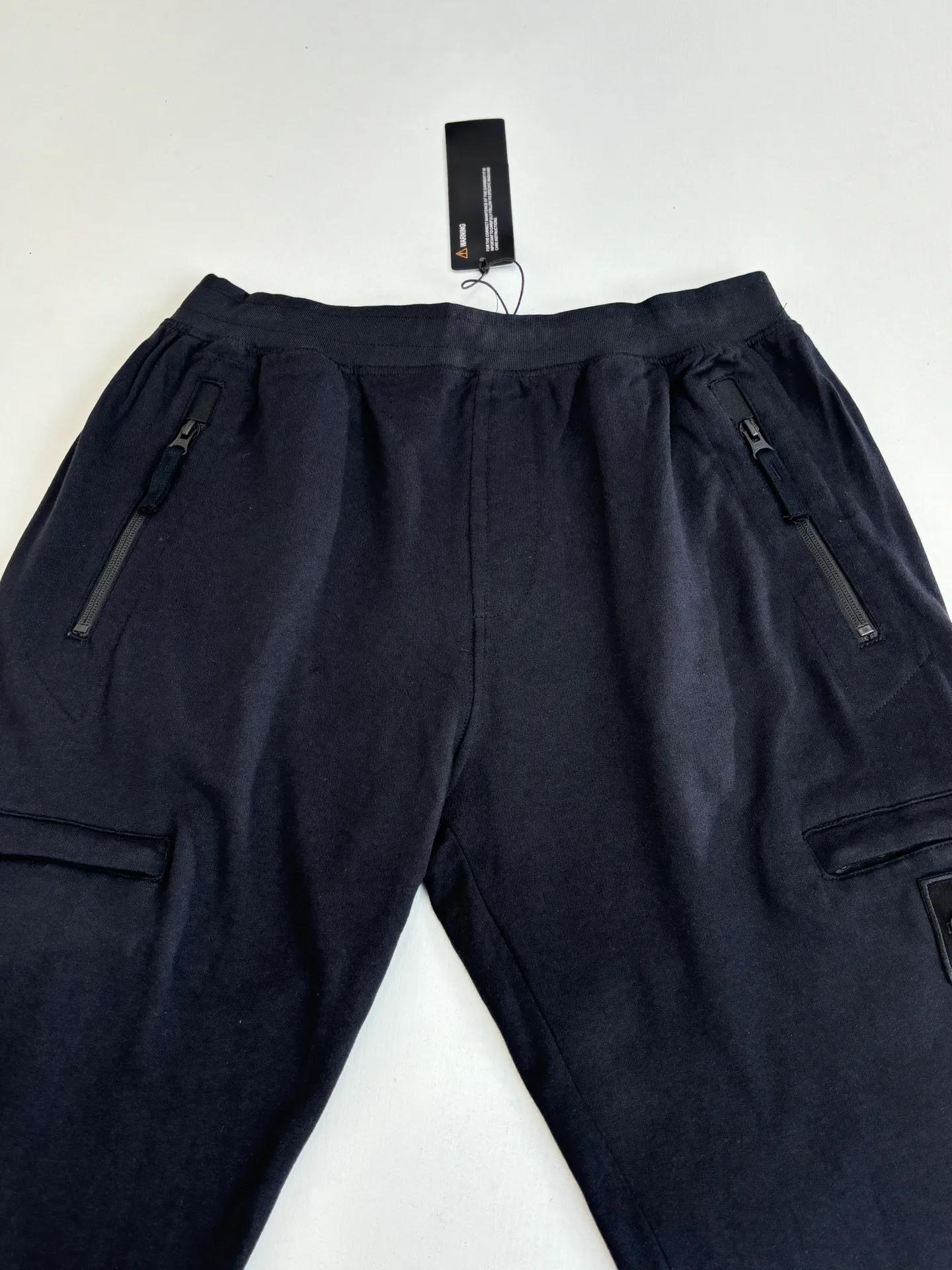 P410 STONE ISLAN*/Stone Island 25FW new organic cotton elastic waist brushed plus velvet sweatpants. Elastic waistband, equipped with invisible drawstring, easy to adjust the size of the pants. Standing hand pockets and back snap patch pocket design. There is a removable ST green badge on the outer seam. The trouser legs are elastic cuffs. The loose fit is nice and casual, and the fabric is comfortable and soft.  Size：S/M/L/XL